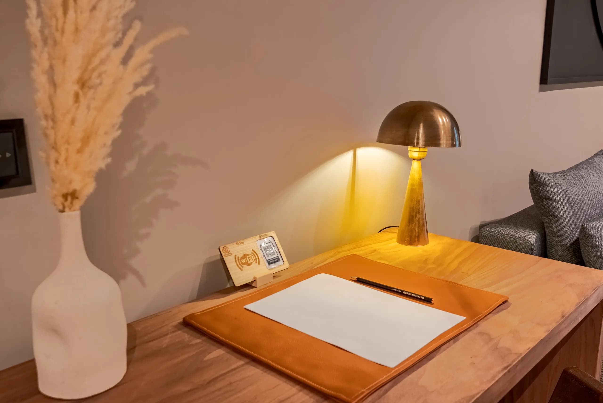 Bureau en bois et lampe laiton dans une suite