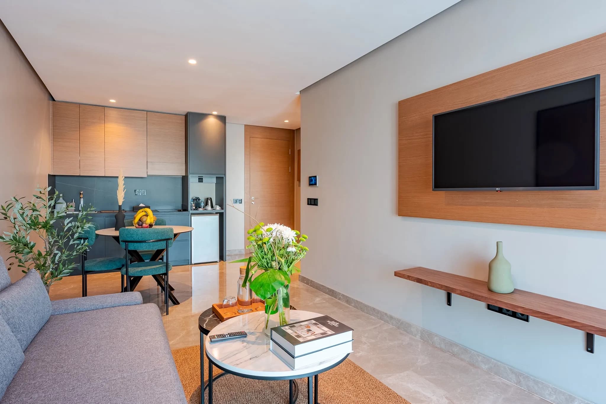 Salon et kitchenette d'une suite spacieuse