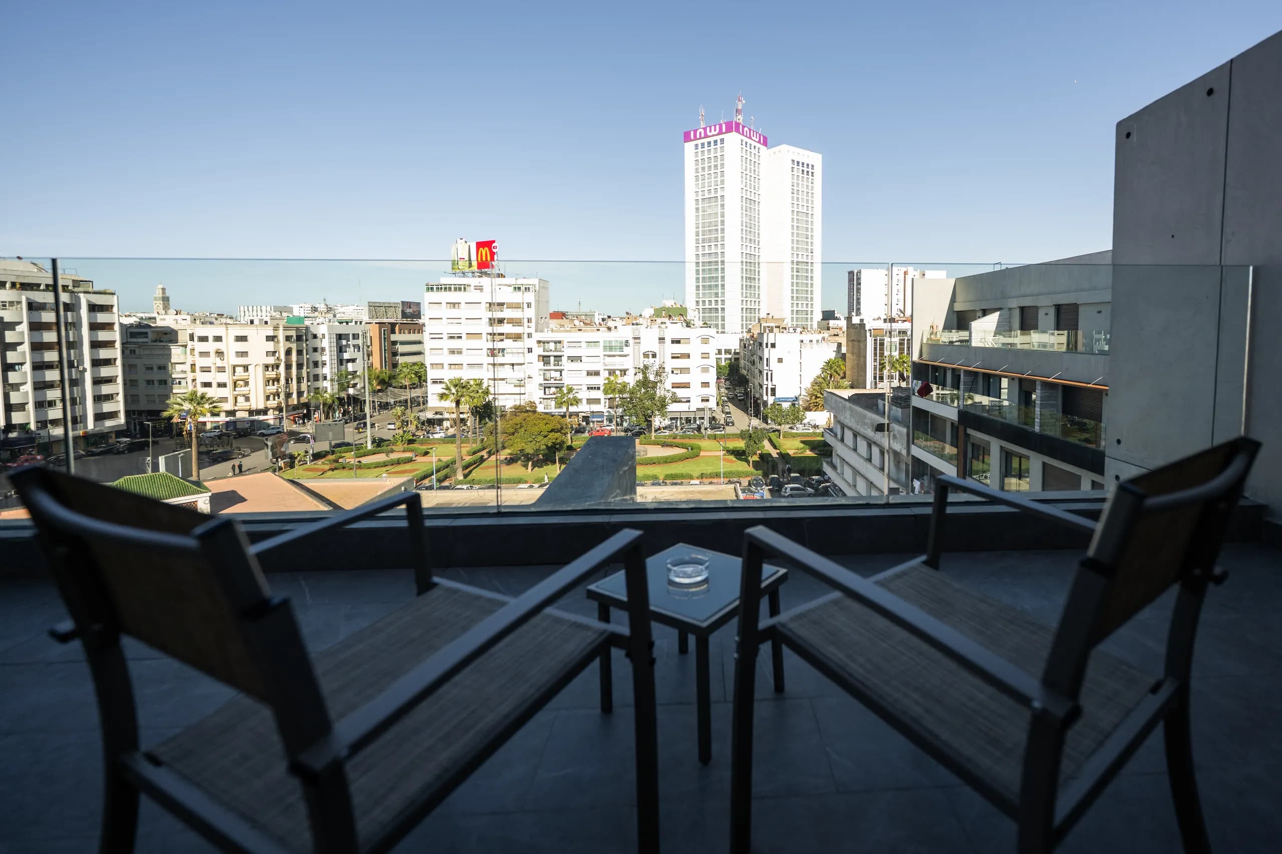 Terrasse privée d'une suite avec vue sur la ville de Casablanca
